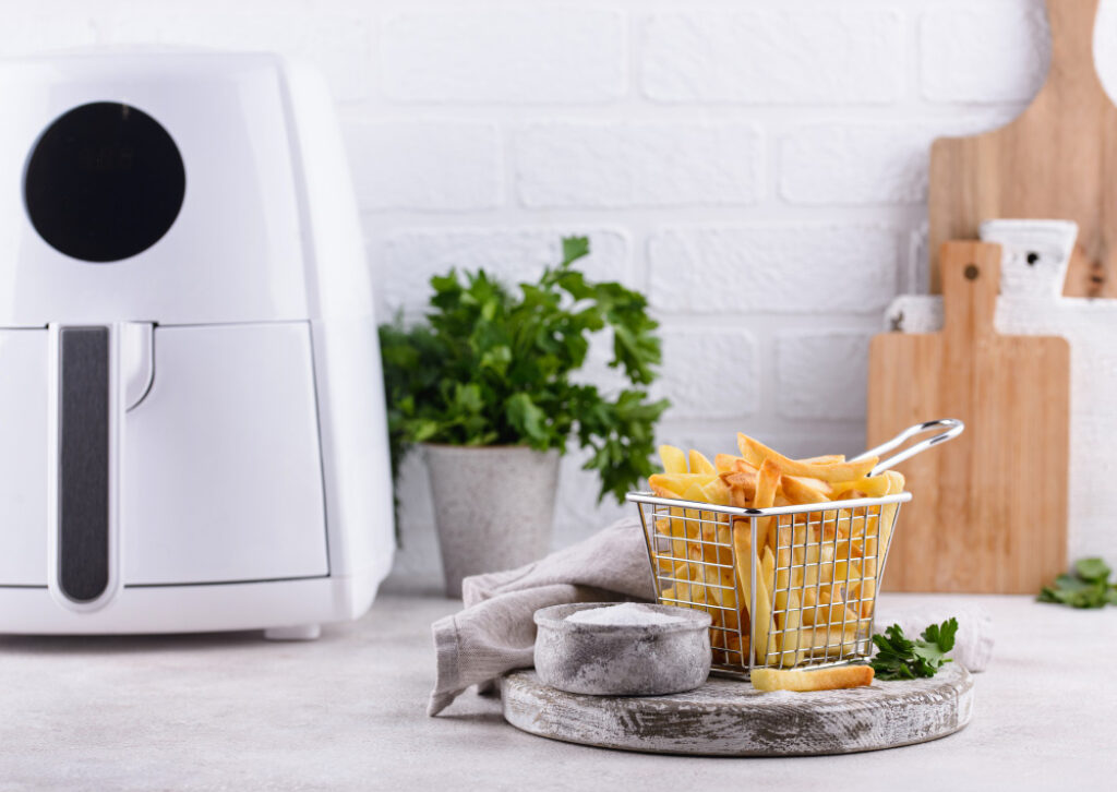 Uma air fryer com cesto antiaderente é mais prática de limpar