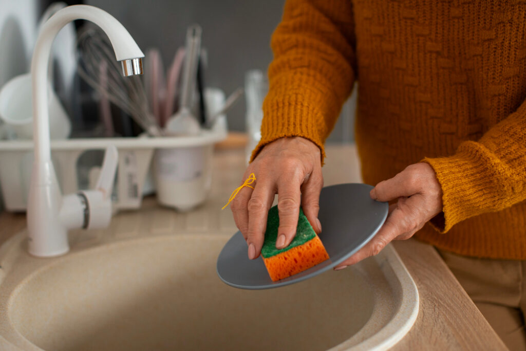 Mulher lavando a louça